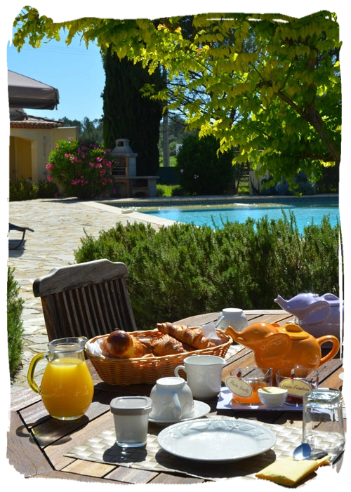 Villa des Cammaous Vacquières - Le petit déjeuner Villa des Cammaous Vacquières - Le petit déjeuner