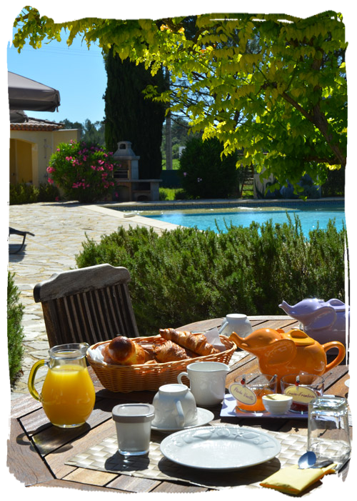 Villa des Cammaous Vacquières - Le petit déjeuner Villa des Cammaous Vacquières - Le petit déjeuner